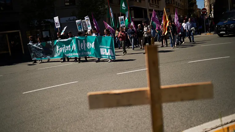 El sindicato ELA se manifiesta en el día del trabajador por las calles de Pamplona. PABLO LASAOSA 6