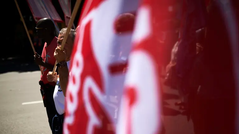 Los sindicatos CCOO y UGT se manifiesta en el día del trabajador por las calles de Pamplona. PABLO LASAOSA 4