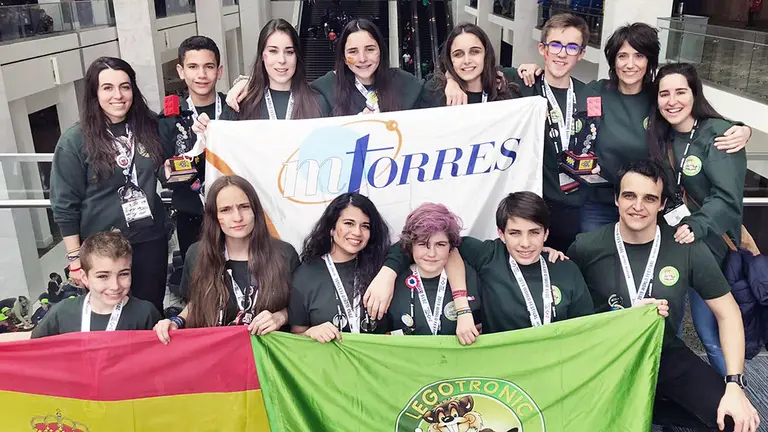 Legotronic Beavers con los dos trofeos conquistados. De pie, desde la
izquierda: Lucía Teruel (monitora), Álvaro Torre, Adriana Justicia, Lucía
Jimenez, Cecilia Aragón, Iñigo Esparza, Eva García (monitora) y Leire Uriarte
(monitora). Abajo, desde la izquierda: Guillermo Cutillas, Marta Alzu, Elena
Torre, Jorge Yuste, Haritz Azpirotz y Pablo Aragón (monitor). CEDIDA