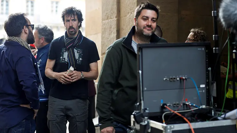 El director navarro Félix Viscarret, con el resto del elenco de la serie que daptará la novela &#39;Patria&#39; de Fernando Aramburu sobre el terrorismo de ETA, atienden a los medios de comunicación durante el rodaje de la serie en San Sebastián. EFE