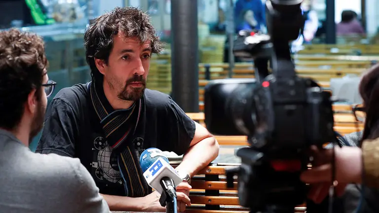 El director navarro Félix Viscarret, con el resto del elenco de la serie que daptará la novela &#39;Patria&#39; de Fernando Aramburu sobre el terrorismo de ETA, atienden a los medios de comunicación durante el rodaje de la serie en San Sebastián. EFE