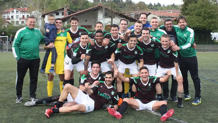 El Beti Kozkor de Lekunberri celebra su clasificación para el play off de ascenso a Segunda B. Cedida.