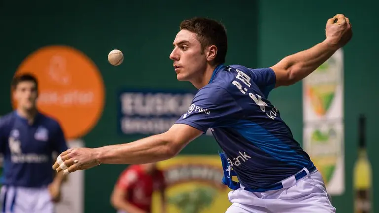 El pelotari navarro Peio Etxeberría ejecuta un saque. @ASPEpelota.