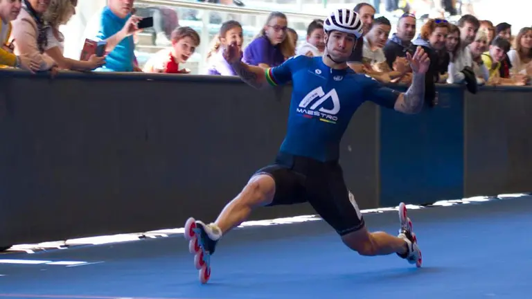 Vuelta lanzada para Ioseba Fernández en la Pista de Txantrea. FEDERACIÓN NAVARRA DE PATINAJE.