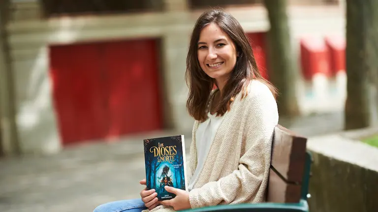 La escritora Jara Santamaría, autora de Los Dioses del norte. PABLO LASAOSA  (7)