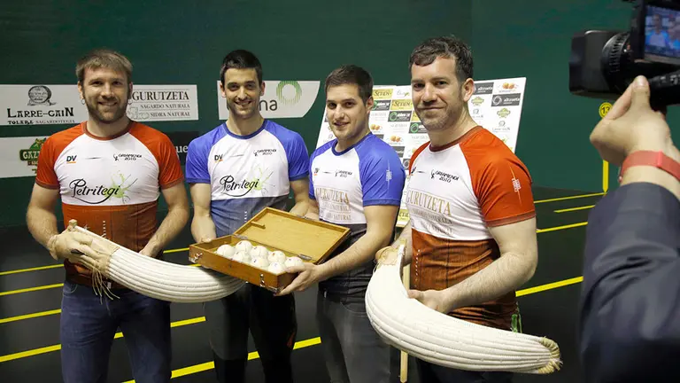 Los cuatro finalistas del torneo de la sidra han elegido material. Maialen Andrés.