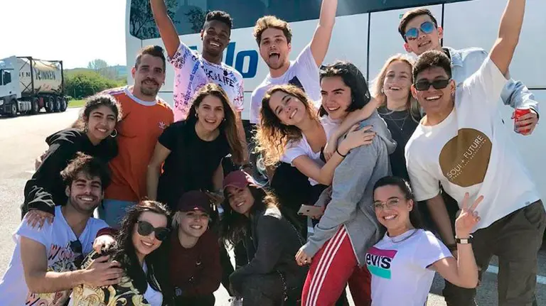 Algunos de los integrantes de Operación Triunfo en su viaje a Pamplona para el concierto. TWITTER