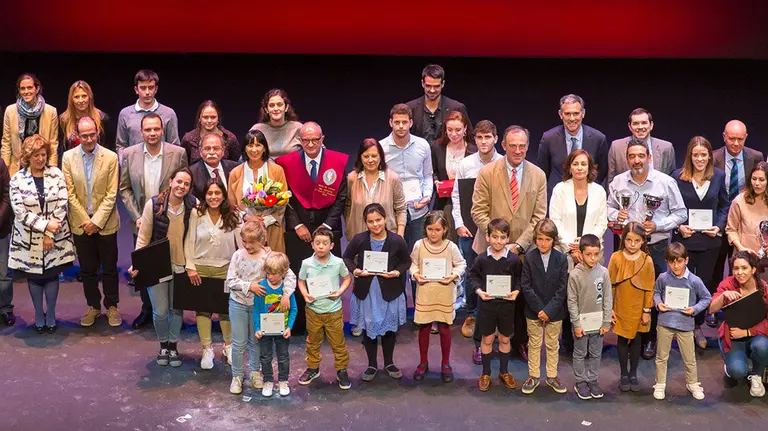 Grupo de premiados en la gala del deporte de la Universidad de Navarra. Cedida.