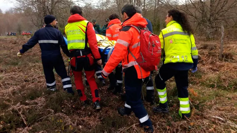 Las asistencias sanitarias trasladan al ganadero que ha sido hallado en la sierra de Urbasa. BOMBEROS DE NAVARRA