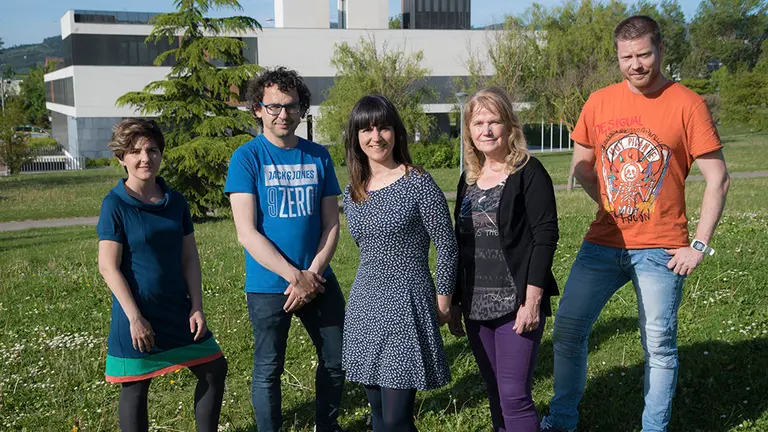 Leyre Azcona, en el centro, acompañada de varias personas que integran la lista. IZQUIERDA-EZKERRA