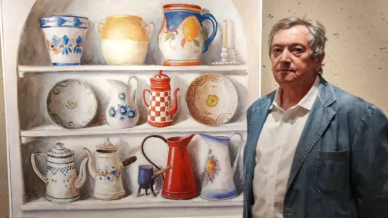 El artista José Ansoáin junto a una de sus obras