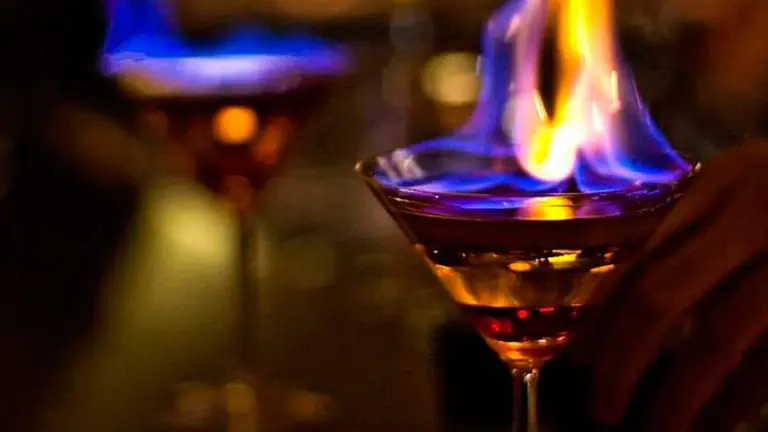 Un cóctel flameado en una barra de un bar. ARCHIVO