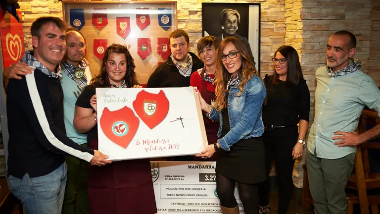 Oberena entrega su Mandarra Solidaria a la Asociación Pequeña Guerrera en 2019. PABLO LASAOSA.
