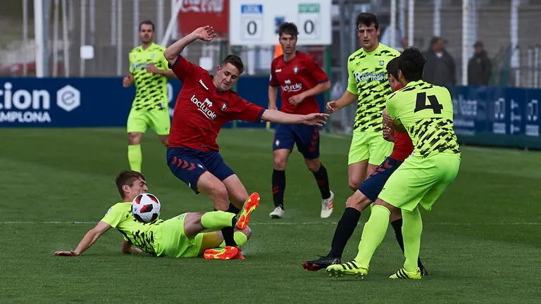 El Osasuna Promesas se enfrenta al Burladés en las instalaciones de Tajonar. MIGUEL OSÉS 13