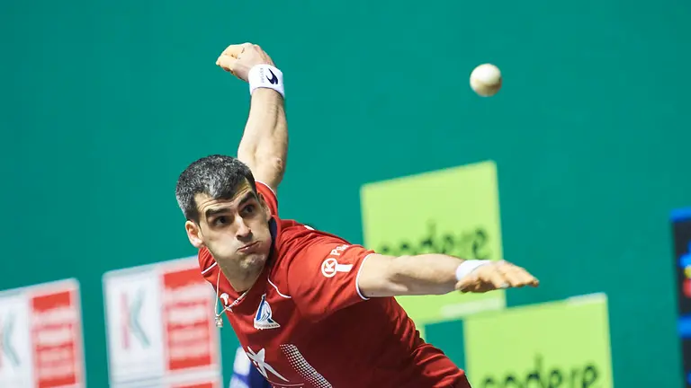 Partido de pelota entre Ezkurdia y Jaka en el frontón Labrit de Pamplona. PABLO LASAOSA 3