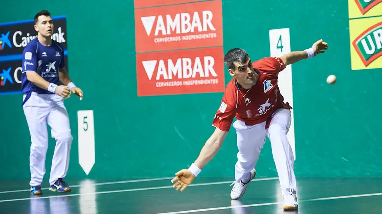 Partido de pelota entre Ezkurdia y Jaka en el frontón Labrit de Pamplona. PABLO LASAOSA 5