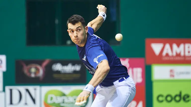 Partido de pelota entre Ezkurdia y Jaka en el frontón Labrit de Pamplona. PABLO LASAOSA 7