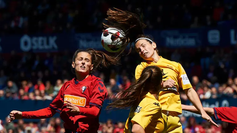 Osasuna Femenino - Santa Teresa Badajoz en El Sadar por el ascenso. MIGUEL OSÉS 17