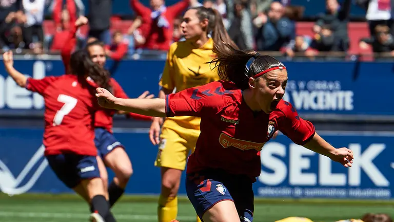 Osasuna Femenino - Santa Teresa Badajoz en El Sadar por el ascenso. MIGUEL OSÉS 22