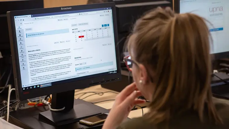 Una estudiante de la UPNA consultando su ordenador UPNA