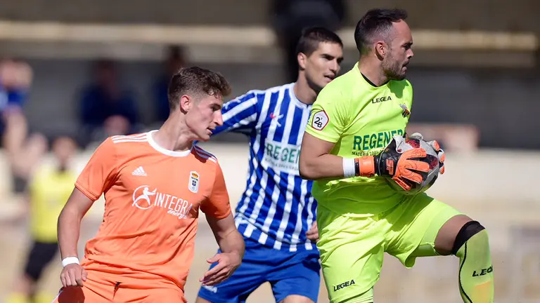 Julio Iricíbar atrapa el balón en el partido Izarra - Real Oviedo en Estella. @RealOviedo.