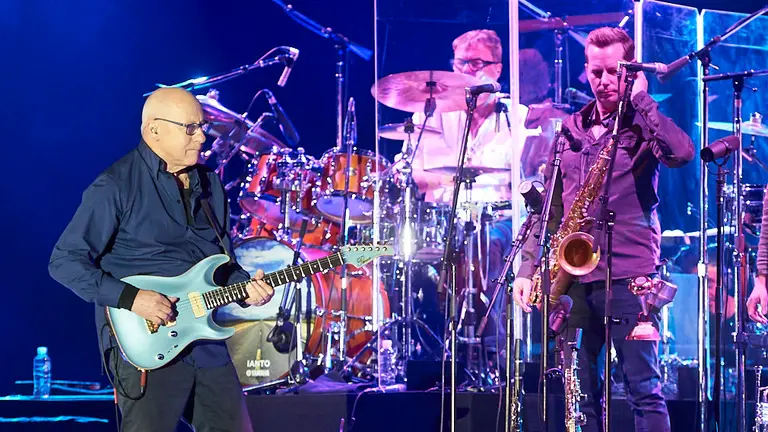 El músico Mark Knopfler actúa en concierto en el pabellón Navarra Arena. MIGUEL OSÉS 8
