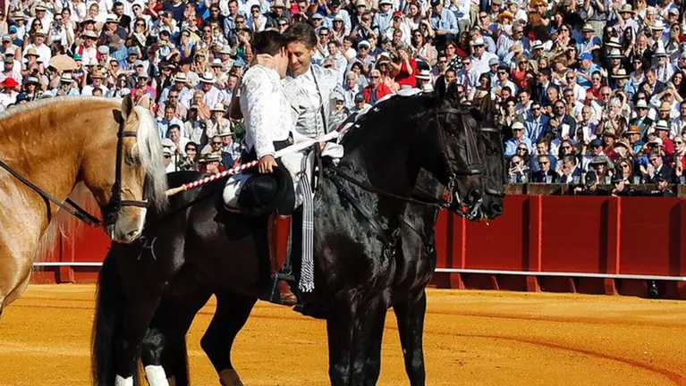 Guillermo Hermoso de Mendoza recibe la alternativa de manos de su padre, Pablo Hermoso, en Sevilla.