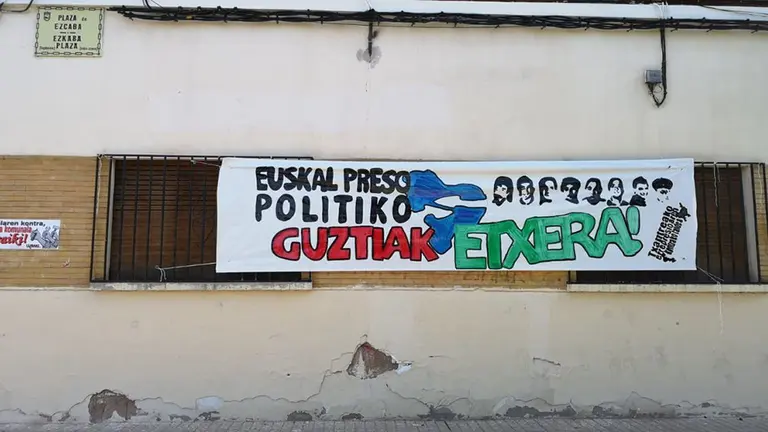 Imagen de uno de los carteles en apoyo de los presos del entramado de ETA colocado durante las fiestas de la Chantrea y que no ha sido retirado por el gobierno municipal de Bildu en todo el fin de semana CEDIDA