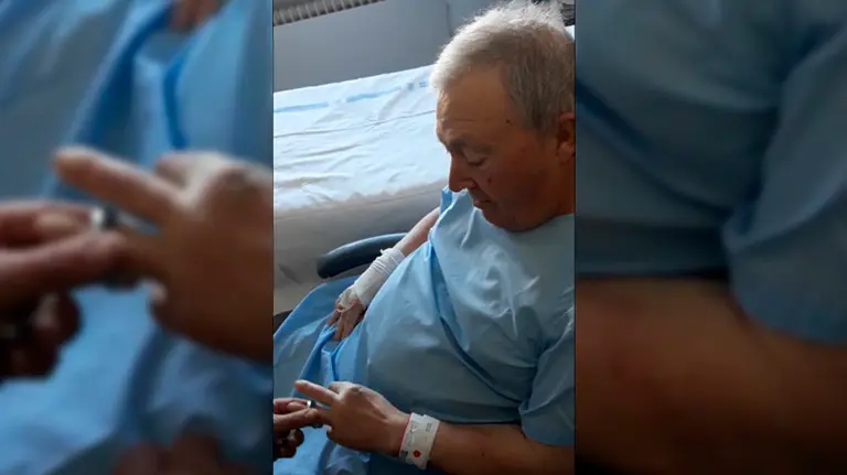 Broma con los anillos en la boda entre los dos vecinos de Caparroso en el hospital