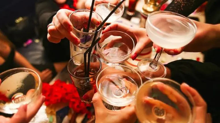 Varias personas sujetan vasos en una terraza ARCHIVO