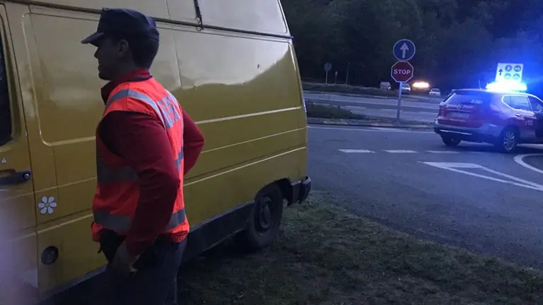 Un agente de la Policía Foral realizando un control a un vehículo POLICÍA FORAL