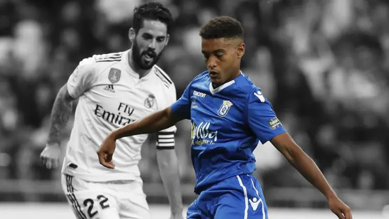 Antonio Otegui con la camiseta del Melilla frente a Isco OSASUNA