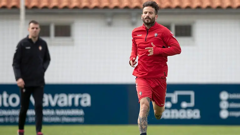 Rubén García entrenando en solitario en las instalaciones de Tajonar TWITTER OSASUNA