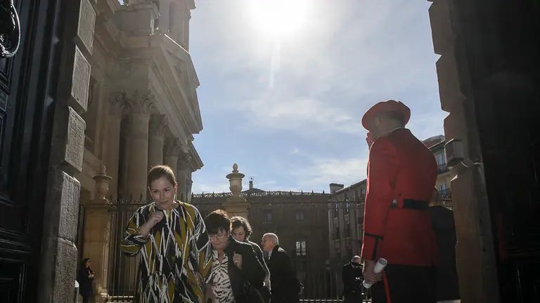 La presidenta de Navarra, Uxue Barkos, preside la fiesta de la Policía Foral con diferentes condecoraciones. PABLO LASAOSA 03
