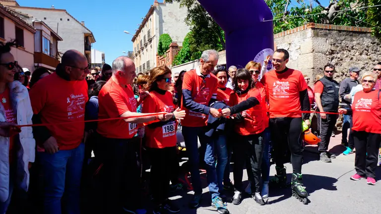 190509El-Dr-Sarobe-corta-la-cinta-inaugural