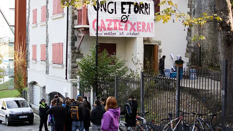 La Policía Municipal de Pamplona vigila el chalé de Caparroso tras el desalojo de los okupas que habían utilizado el edificio tras una cesión gratuita por parte del Gobierno municipal de Joseba Asirón. Archivo / MIGUEL OSÉS