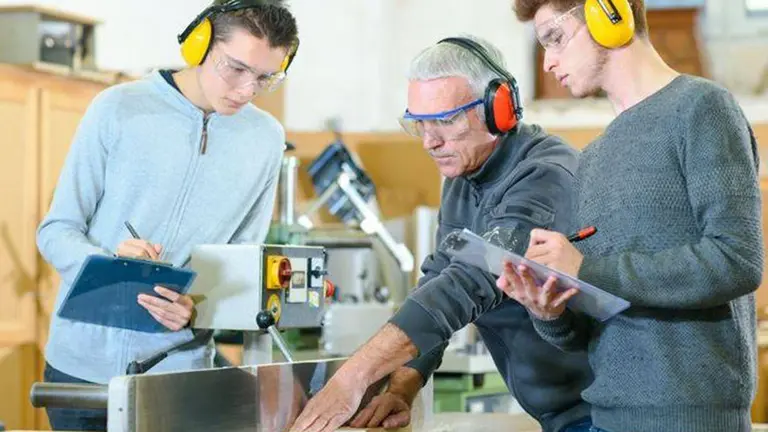 Alumnos en una clase de Formación Profesional. ARCHIVO