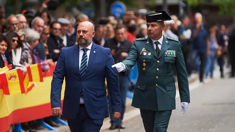 La Guardia Civil desfila por El Bosquecillo con motivo de su 175 aniversario. PABLO LASAOSA