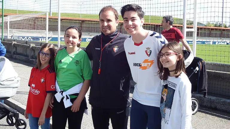 Jagoba Arrasate posa con unos jóvenes aficionados en Tajonar.