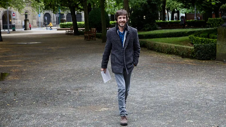 El candidato de Podemos a la presidencia del Gobierno de Navarra, Mikel Buil, y el candidato a la Alcaldía de Pamplona, Gaxan Sad en el parque de la Taconera. IÑIGO ALZUGARAY