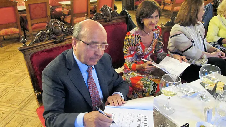 El Nuevo Casino de Pamplona recibe un ejemplar de la biografía de Joaquín Gortari editado por la Fundación M. Torres (1)