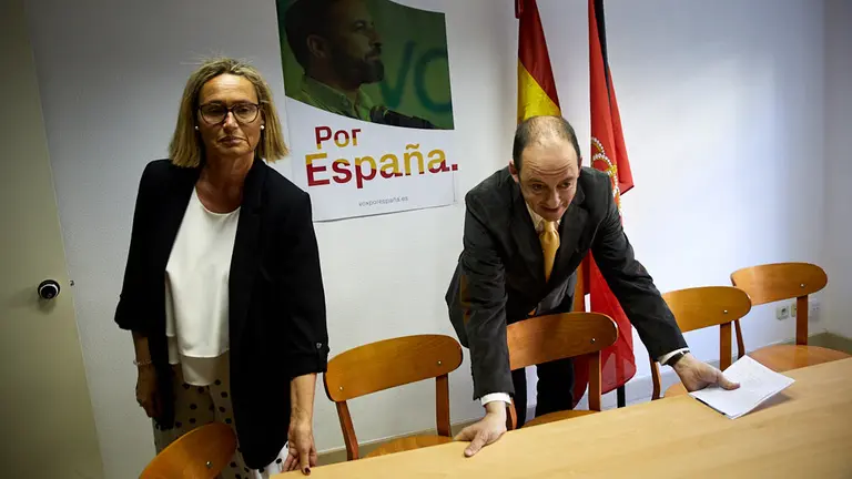 El candidato de Vox a la presidencia del Gobierno de Navarra, Javier Horno, y la candidata a la Alcaldía de Pamplona, Irene Gorricho, en el inicio de la campaña electoral. IÑIGO ALZUGARAY