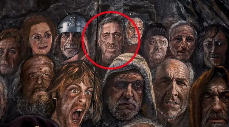 Asirón, en el centro de la imagen, dentro del cuadro que presenta y enmarca la exposición. PABLO LASAOSA 