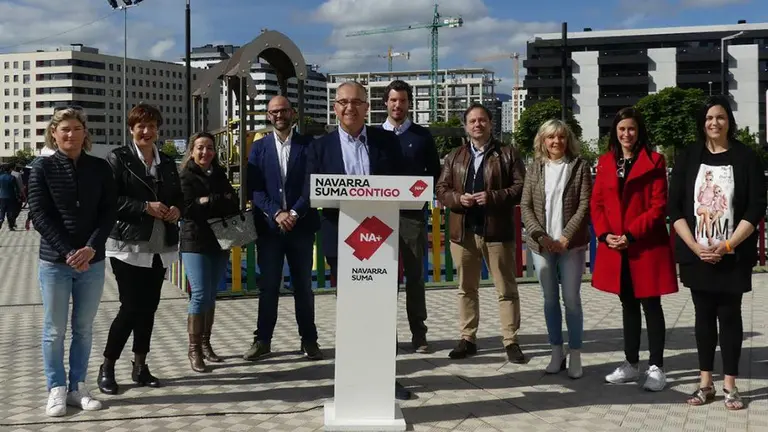 El candidato a la alcaldía de Pamplona, Enrique Maya, durante un acto electoral junto a su equipo CEDIDA