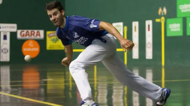 El pelotari riojano Darío Gómez en acción en el frontón Labrit. Baiko Pilota.