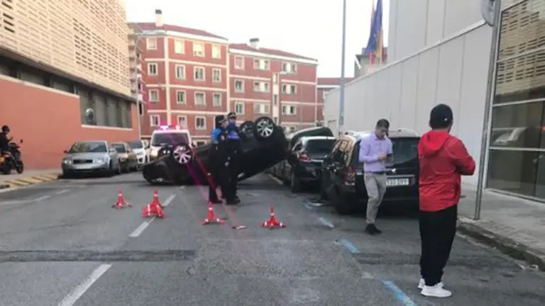 Coche volcado junto al estadio Larrabide en Pamplona