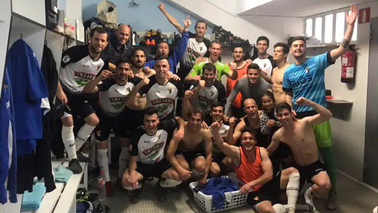 Los jugadores del Tudelano celebran la permanencia en su vestuario. @cdtudelano.