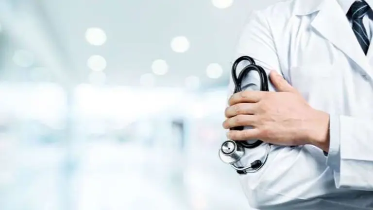 Imagen de archivo de un médico en un hospital ARCHIVO