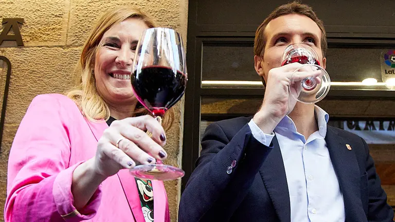 El presidente del PP, Pablo Casado, celebra un acto electoral de Navarra Suma en la antigua avenida del Ejército de Pamplona con el candidato a la alcaldía Enrique Maya y la presidenta del PPN, Ana Beltrán.  IÑIGO ALZUGARAY