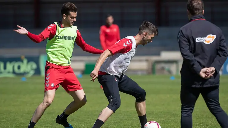 Juan Villar y David García durante el entrenamiento ante la mirada de Jagoba Arrasate TWITTER OSASUNA